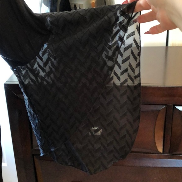 Black Slight High-low hem with Flowy Bell Sleeves - Picture 4 of 5